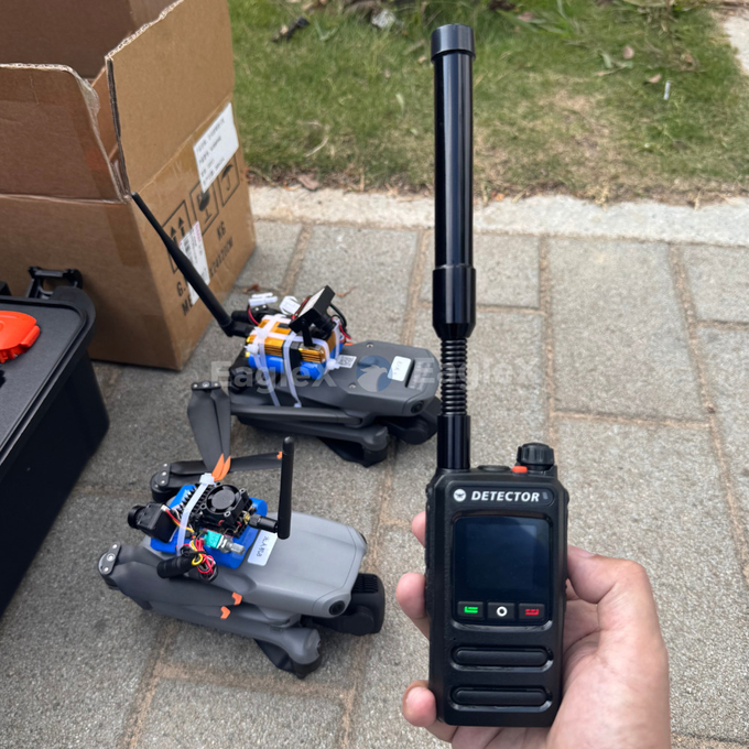 1.5-2KM Détecteur de drones FPV portatif Détection 800 ̇1500 MHz、2400 ̇2485 MHz、5725 ̇5850 MHz 1